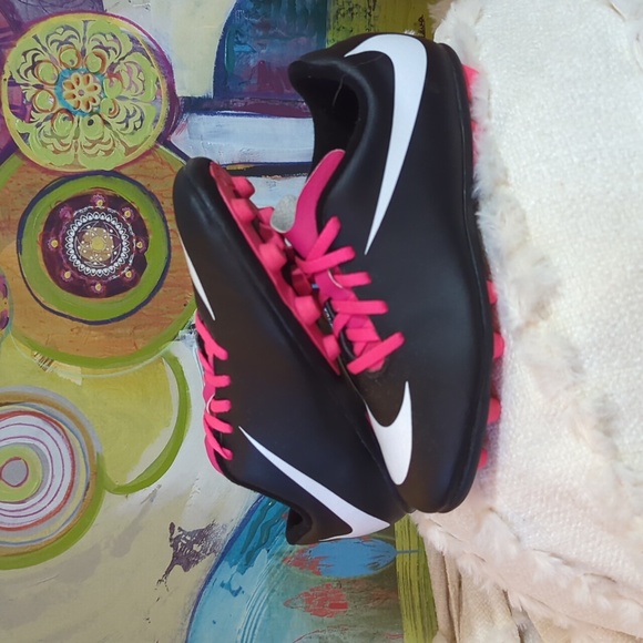 Nike Junior Bravata Firm-Ground Soccer Cleat Black/Pink/White Size 3.5 Youth US - Picture 1 of 6